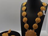un collier et des boucles d'oreilles exposés dans une vitrine d'une bijouterie