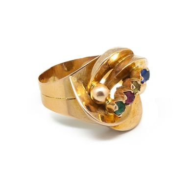 une image d'une bague en or ornée de pierres multicolores