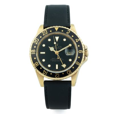 un gros plan d'une montre sur une surface blanche avec un fond blanc
