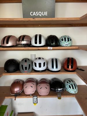 il y a beaucoup de casques sur les étagères du magasin