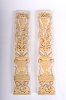 deux pièces de bois sculpté sont posées l'une à côté de l'autre sur une surface blanche