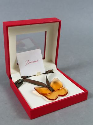 une boîte rouge contenant une paire de ciseaux et un mot