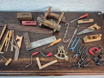 de nombreux outils de menuiserie de toutes sortes posés sur une table