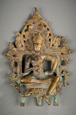 statue en bronze représentant une femme assise sur une chaise avec un chat
