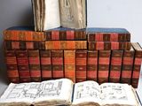 plusieurs vieux livres sont empilés sur une table