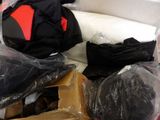 une pile de bagages posée sur un canapé blanc