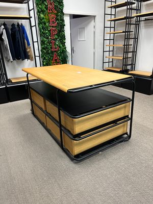 une photo d'un magasin de vêtements avec des vêtements exposés