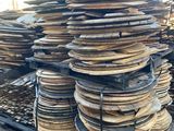 une grande pile d'assiettes en bois empilées les unes sur les autres