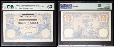 Trois types de monnaies différents sont exposés dans une vitrine