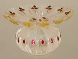 un vase en verre contenant une fleur rose