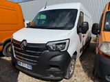 une camionnette blanche garée à côté d'autres camionnettes