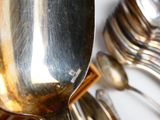 beaucoup de cuillères en argent et des cuillères en argent posées sur une table