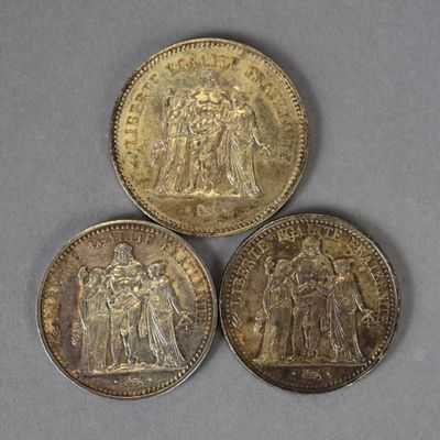 trois pièces d'or portant l'image d'un homme et d'une femme