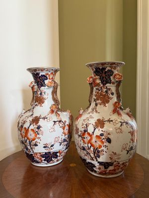 deux vases posés sur une table