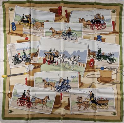 une photo d'une écharpe ornée de motifs représentant des chevaux et des calèches