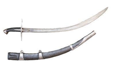 une paire d'épées anciennes sur fond blanc, avec une croix au milieu
