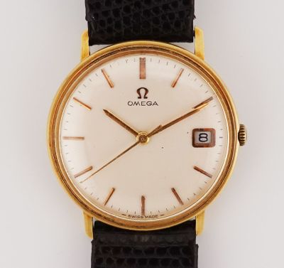 une image représentant une montre dorée et noire avec un cadran blanc