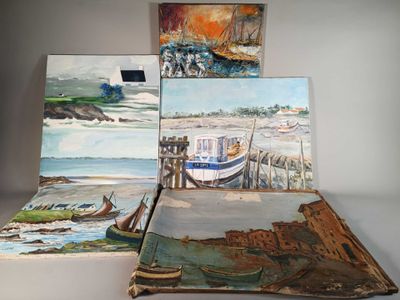 trois tableaux représentant des bateaux sont exposés sur un fond blanc
