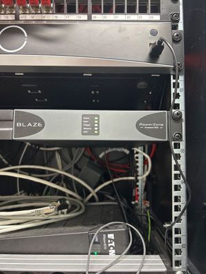 un rack contenant de nombreux câbles
