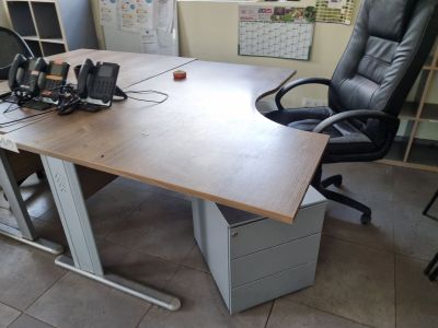 un bureau sur lequel se trouvent une chaise et un téléphone