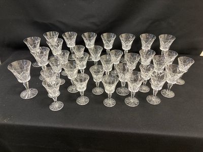 une pile de verres à vin posés sur une table