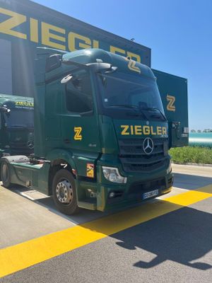 a truck that is parked in front of a building