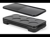 un plateau noir sur lequel est posée une plaque de cuisson et un plateau noir sur lequel est posée une plaque de cuisson