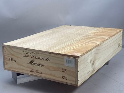 une boîte en bois portant une étiquette