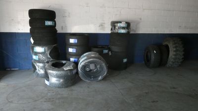 un tas de pneus dans un garage