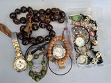 de nombreux types de bracelets et de montres posés sur la table