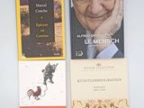 de nombreux livres qui se trouvent tous ensemble sur la table