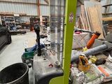 un chariot élévateur dans un entrepôt rempli de bric-à-brac