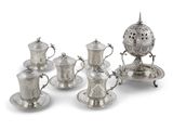 une image représentant un ensemble de tasses et soucoupes en argent pour le thé et le café