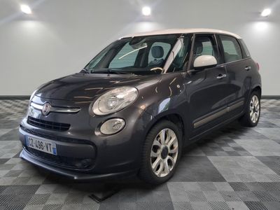 la petite voiture est garée dans le garage sur le sol en damier