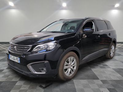 la voiture noire est garée dans le garage sur un sol en damier