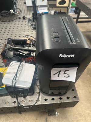 une photo montrant une imprimante et d'autres appareils électroniques posés sur une table