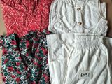 trois vêtements posés sur une boîte en carton