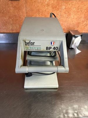 une machine posée sur le comptoir de la cuisine