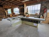 une scie circulaire à table au milieu d'une grande pièce