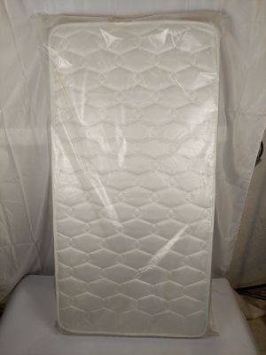 un matelas posé sur une chaise