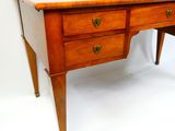 un bureau en bois avec deux tiroirs et un tiroir en dessous