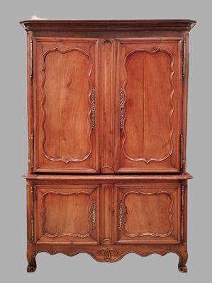 un meuble en bois avec deux portes et deux tiroirs