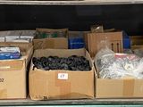 plusieurs cartons remplis d'objets posés sur un chariot dans la pièce