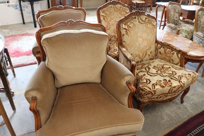 many chairs that are sitting in a room together