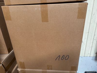 une pile de cartons posée par terre dans une pièce