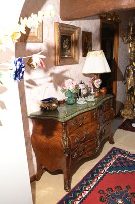 une table, une lampe et un tapis dans une pièce