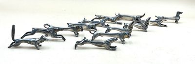 tout un tas de chevaux miniatures alignés les uns à côté des autres