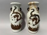 deux vases ornés de motifs de dragons