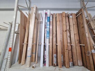 plusieurs pièces de bois sont empilées dans un entrepôt