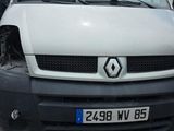 une camionnette blanche garée dans un parking